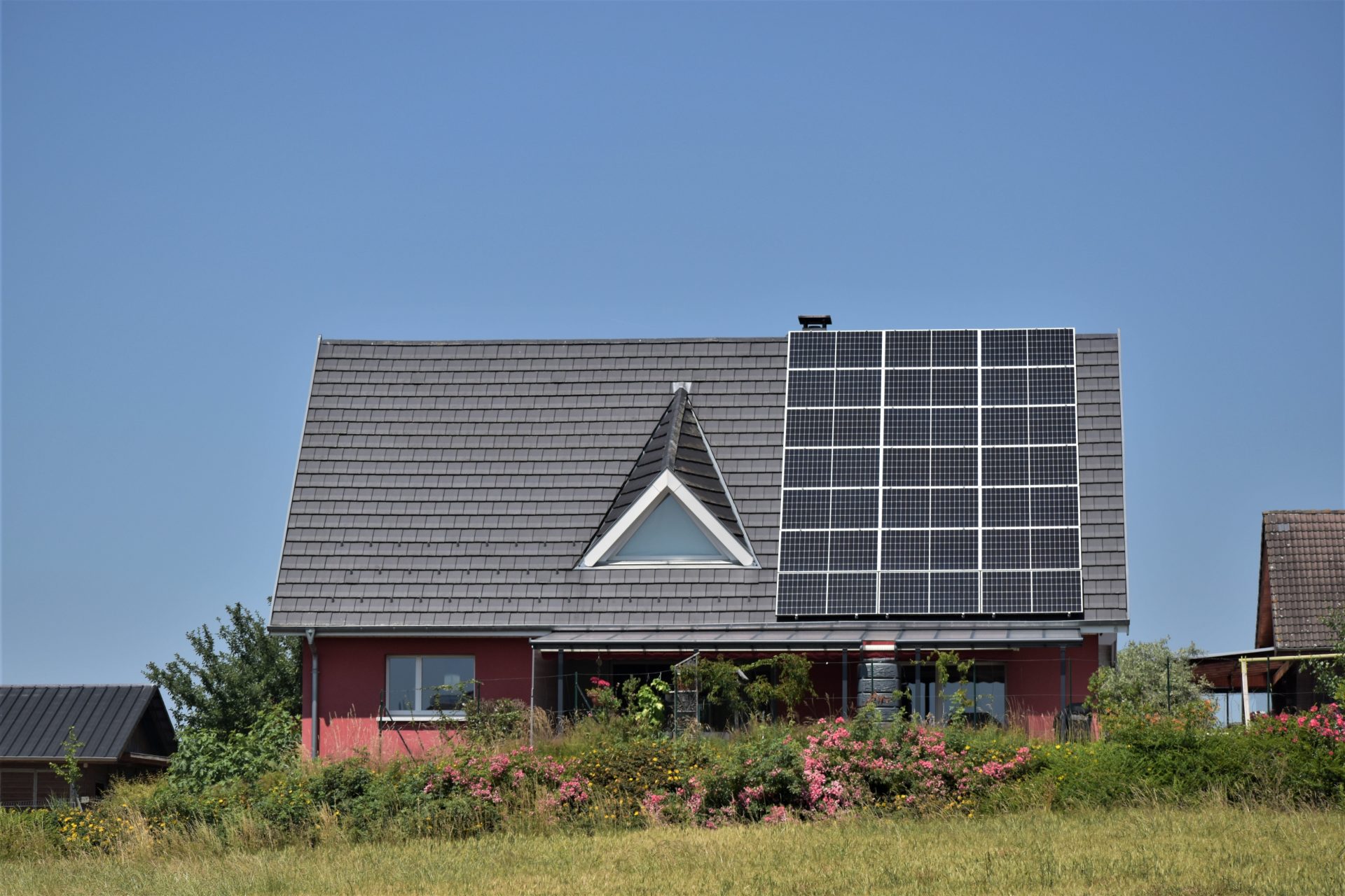 La moitié du toit incliné d'une maison individuelle est recouverte de panneaux solaires.